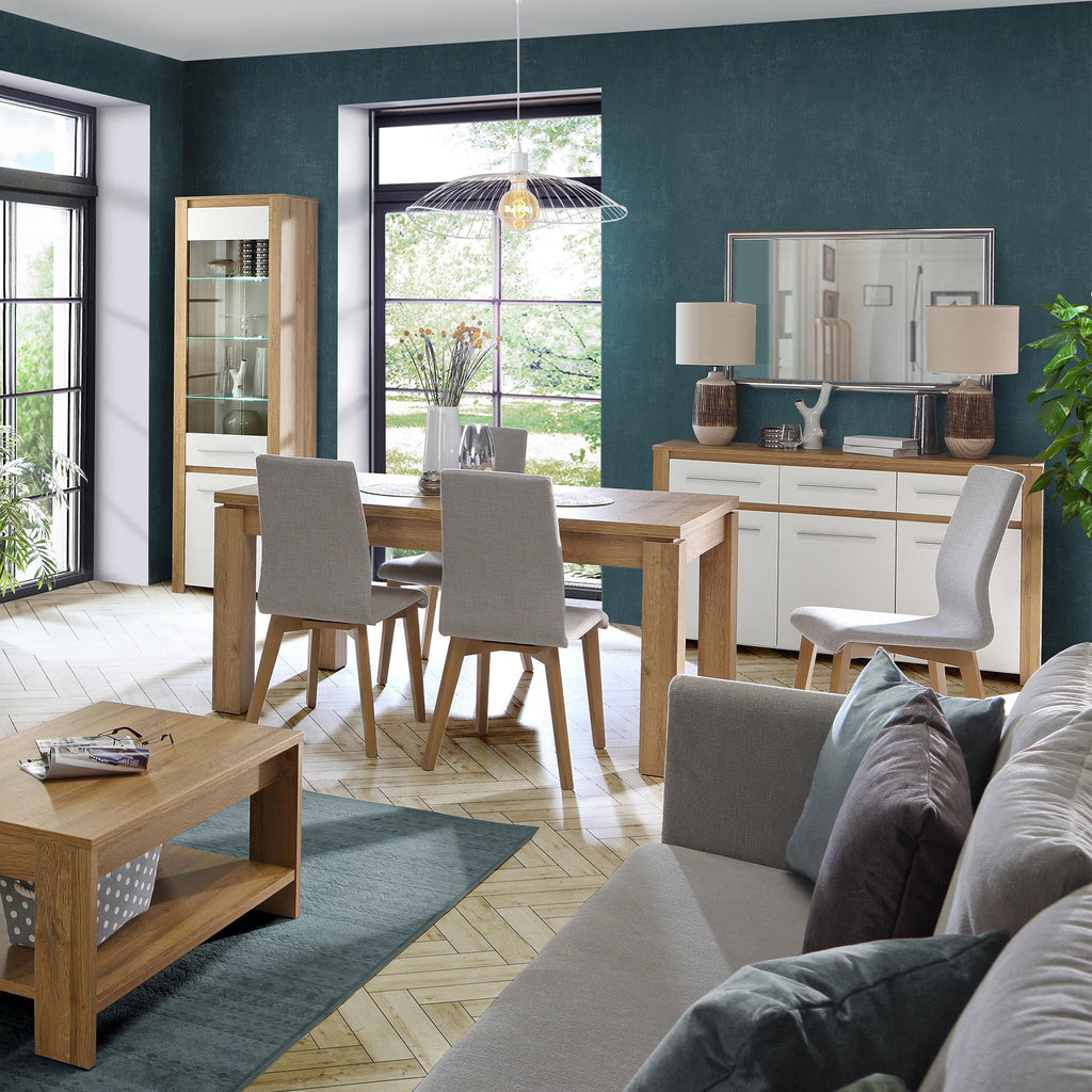 Finisaje naturale în zona de dining. Mobilier și decorațiuni
