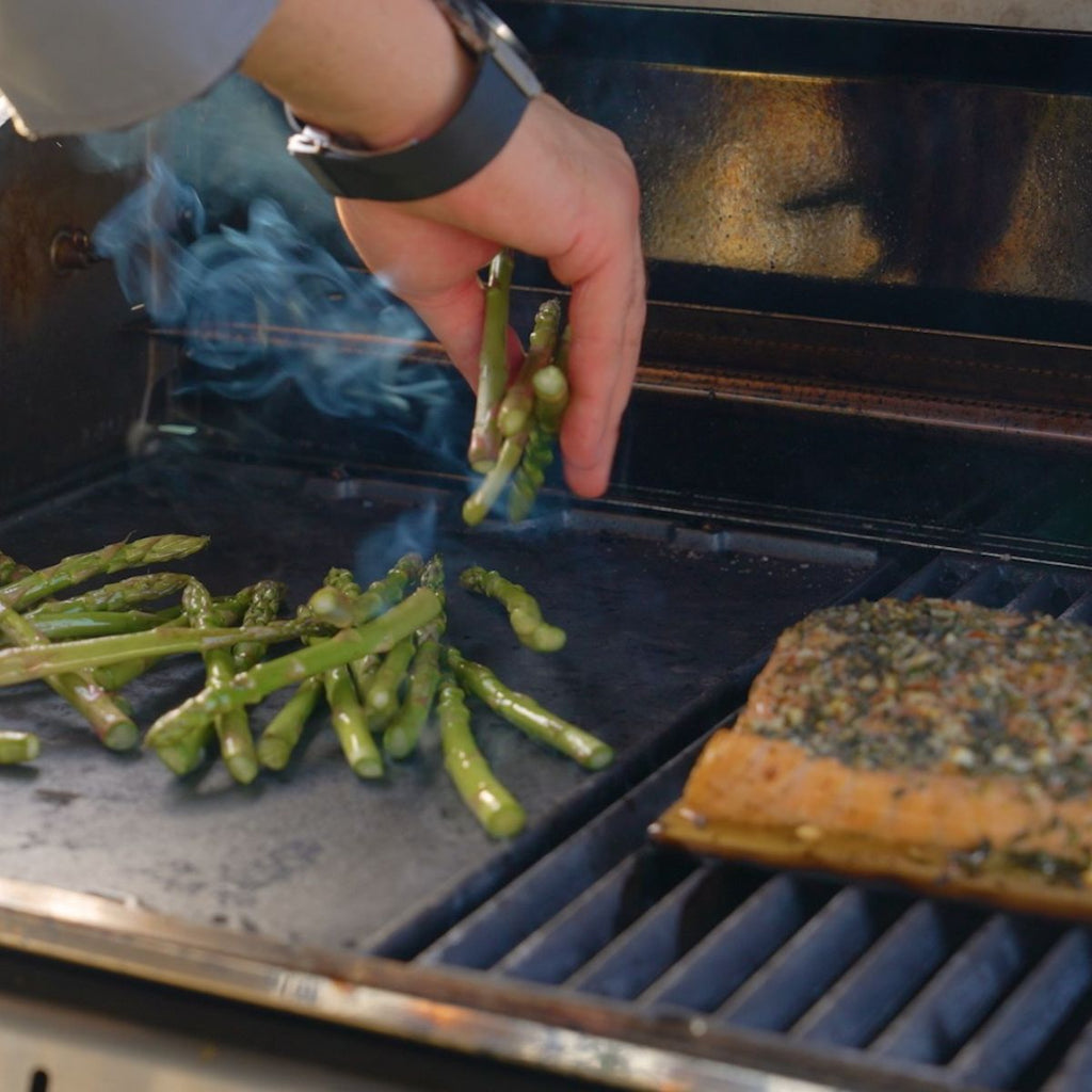 #RețeteleMobexpert - Somon la grătar pe placă de cedru by Chef Alex Cîrțu