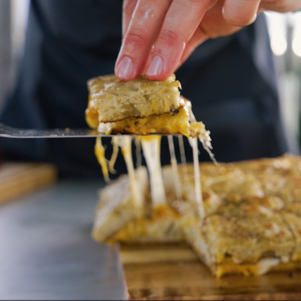 #RețeteleMobexpert - Focaccia Quattro Formaggi by Chef Alex Cîrțu