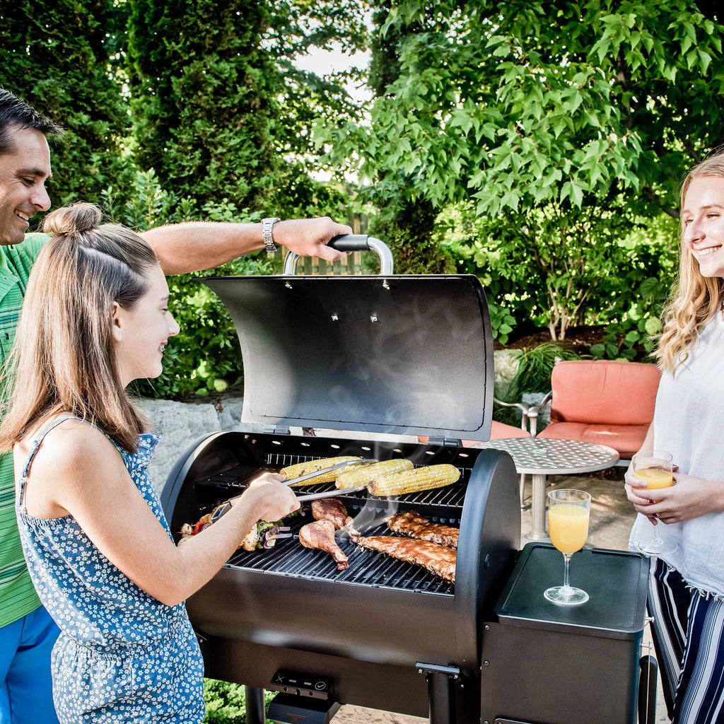 Timp în aer liber. Mese sănătoase pregătite pe grătar.