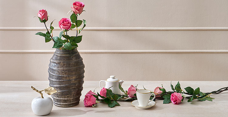 Cumpără dintr-o selecție de vaze și primești 3 trandafiri artificiali CADOU de la Mobexpert