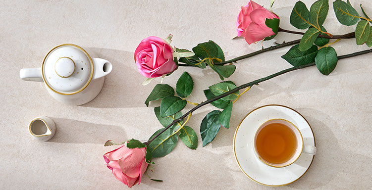 Cumpără dintr-o selecție de vaze și primești 3 trandafiri artificiali CADOU de la Mobexpert