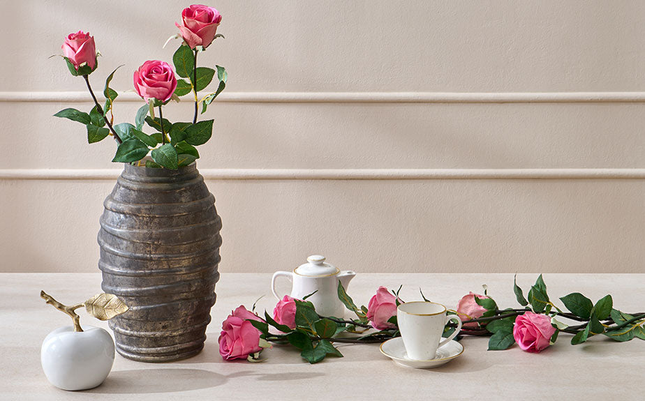 Cumpără dintr-o selecție de vaze și primești 3 trandafiri artificiali CADOU de la Mobexpert