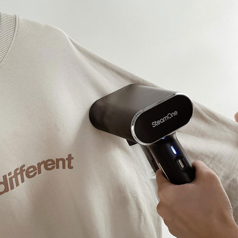 STEAM ONE - KARL Set aparat de călcat vertical și aparat de curățat scame