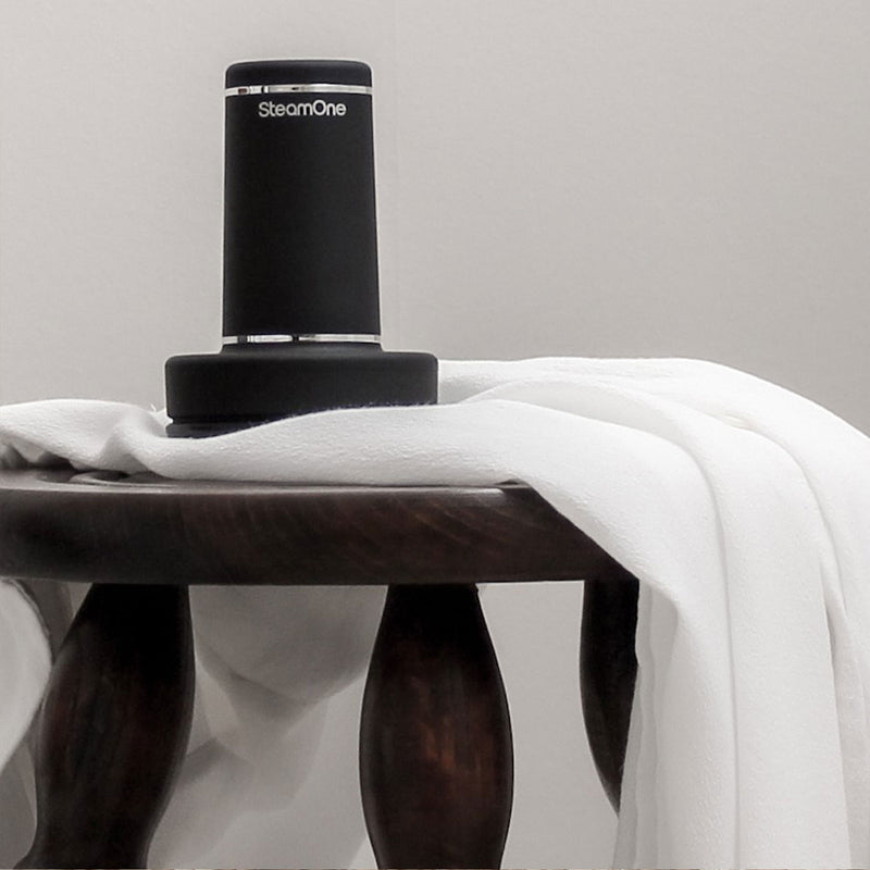 STEAM ONE - KARL Set aparat de călcat vertical și aparat de curățat scame