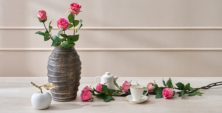 Cumpără dintr-o selecție de vaze și primești 3 trandafiri artificiali CADOU de la Mobexpert
