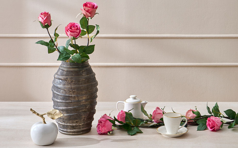 Cumpără dintr-o selecție de vaze și primești 3 trandafiri artificiali CADOU de la Mobexpert