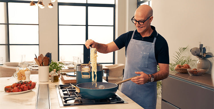 Noua colecție de vase de gătit, proiectate în colaborare cu Stanley Tucci și fabricate în Italia de la Mobexpert