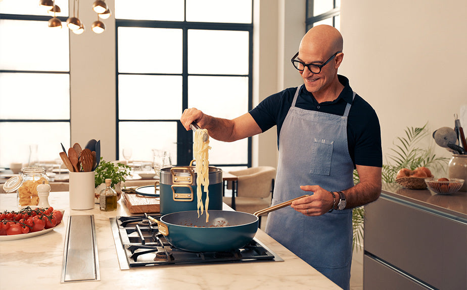 Noua colecție de vase de gătit, proiectate în colaborare cu Stanley Tucci și fabricate în Italia de la Mobexpert